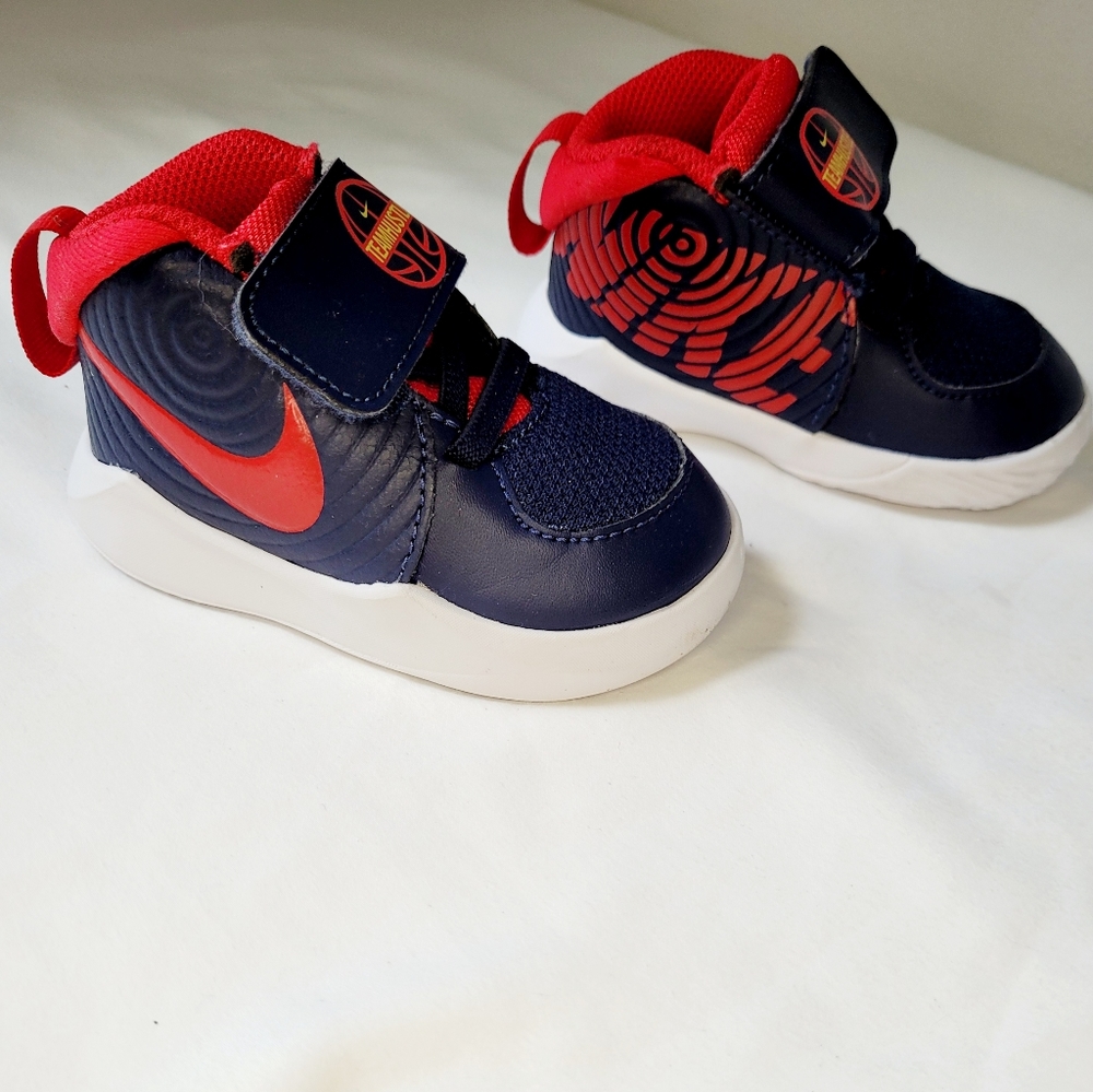 Nike shoes Team Hustle 4c